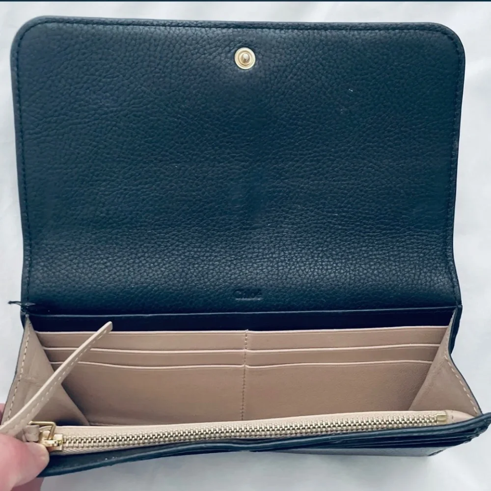 SEE BY CHLOÉ Alphabet Continental wallet, black calfskin, gold tone charms - Picture 5 of 7